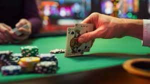 Bàn baccarat và xóc đĩa live casino trong sảnh game sv388 với dealer phát sóng trực tiếp